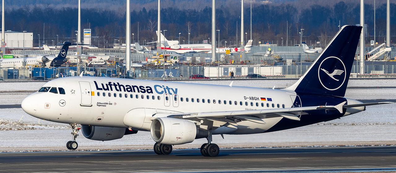 Ein Airbus der Lufthansa CityLine rollt über das Rollfeld des Flughafens München.