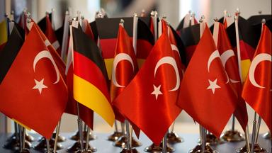 Deutsche und türkische Flaggen