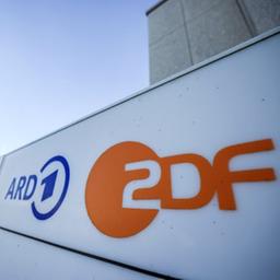 Schild mit den Logos von ARD and ZDF