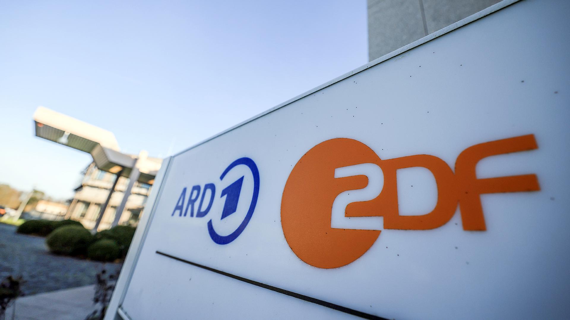 Schild mit den Logos von ARD and ZDF | dpa