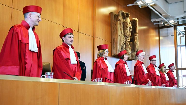 Der Zweite Senat des Bundesverfassungsgerichts,(l-r), Holger Wöckel, Thomas Offenloch, Astrid Wallrabenstein, Christine Langenfeld, Doris König (Vorsitzende), Ulrich Maidowski, Rhona Fetzer und Peter Frank