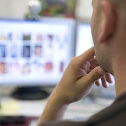 Ein Mann blickt auf einen Monitor