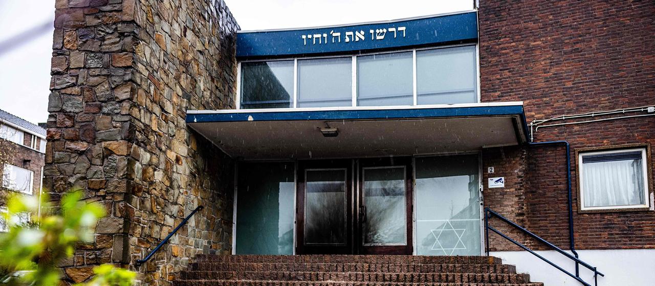 Die Tür einer Synagoge in Rotterdam ist nach einem Anschlag beschädigt.