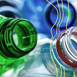 Leere farbige Getränkeflaschen. Wiederverwertbarer Plastikmüll.