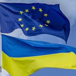 Eine EU-Flagge weht über einer Ukraine-Flagge