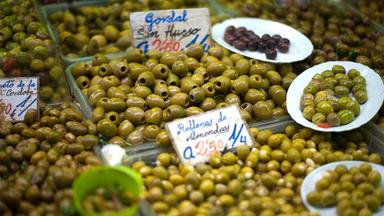 Spanische Oliven auf einem Marktstand.