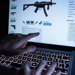 Seite eines Darknet-Shops, der eine Maschinenpistole verkauft (Archiv)