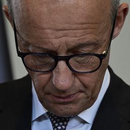 Friedrich Merz frontal, der auf den Boden schaut.