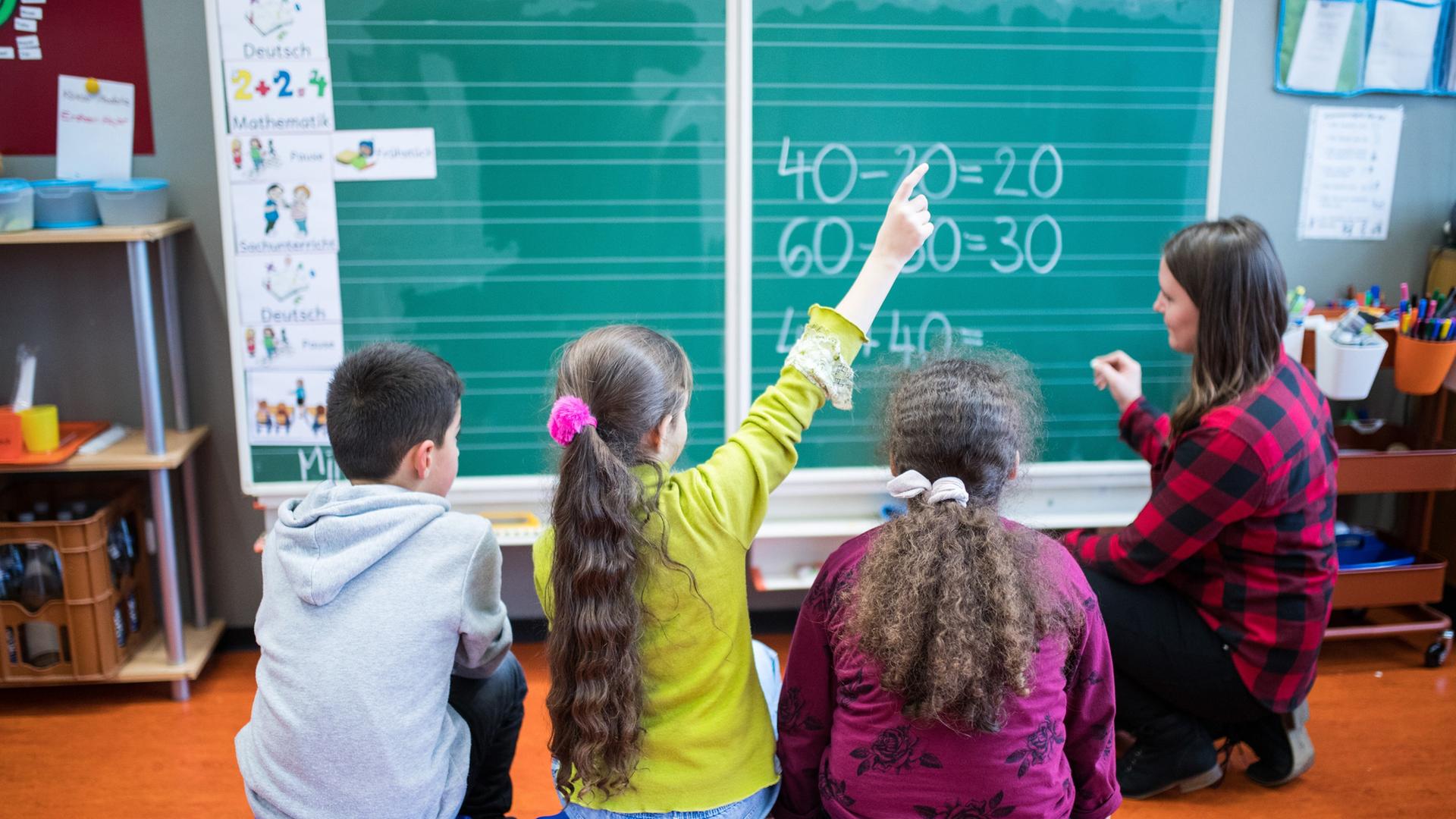 Bildungspaket: Landesregierung will Zusatzstunden in Deutsch und Mathe einführen