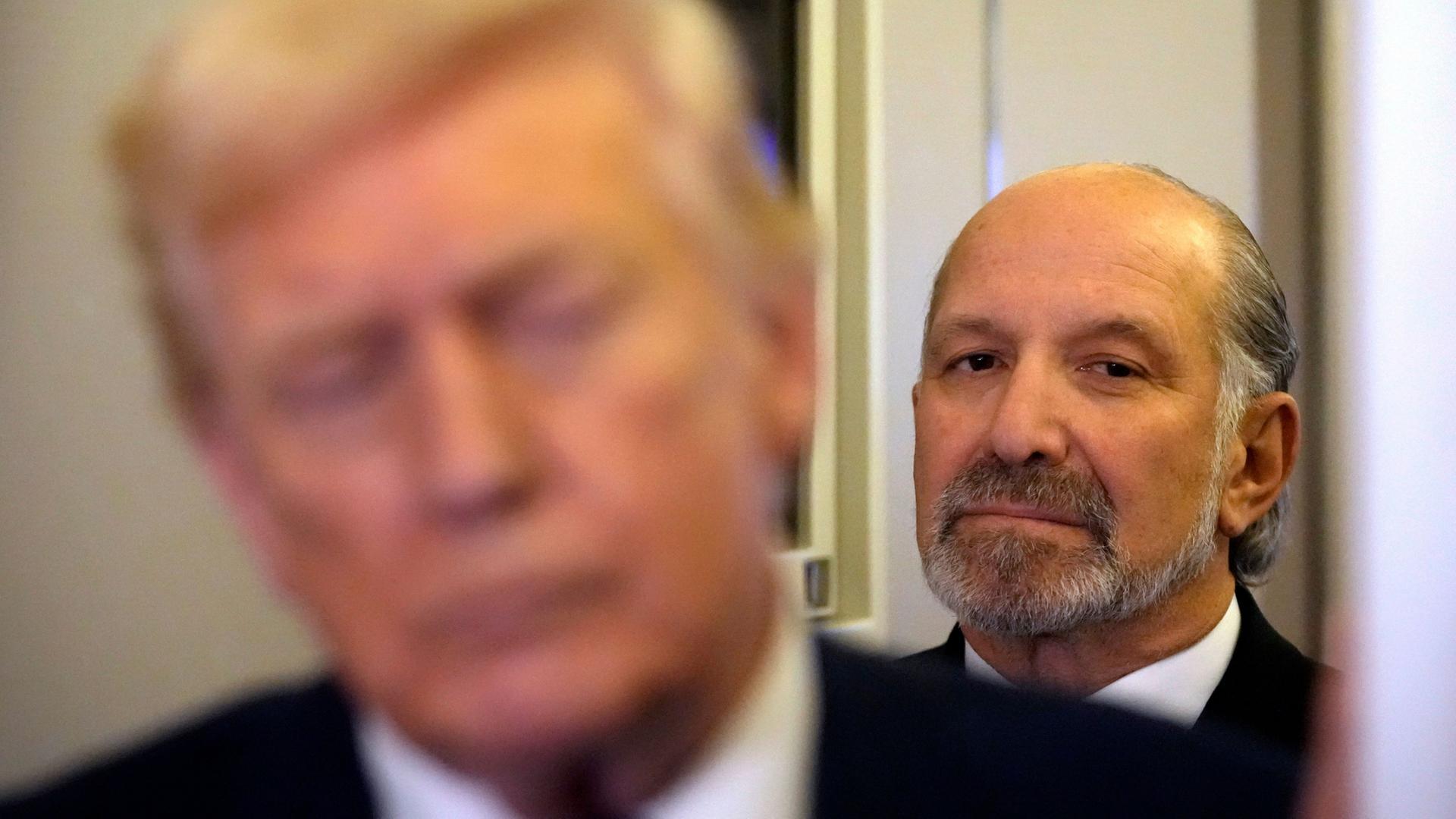 Howard Lutnick und Donald Trump an Bord der Air Force One | Mark Schiefelbein/AP/dpa