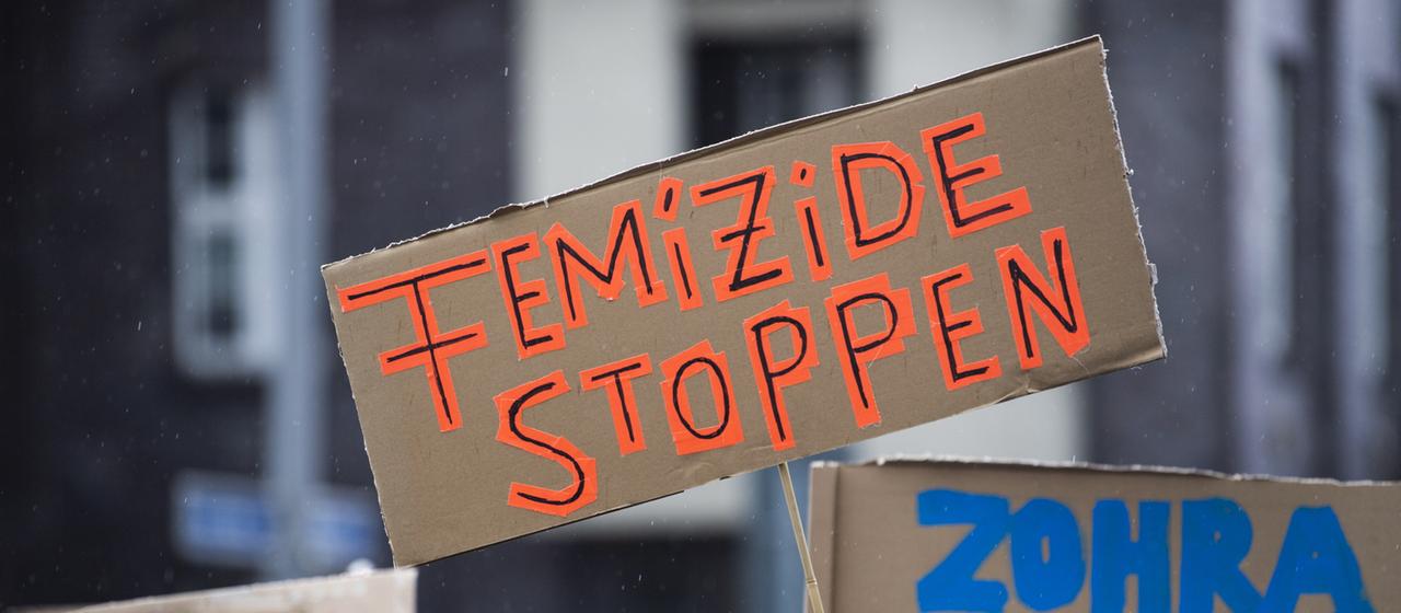 Ein Schild mit der Aufschrift "Femizide stoppen" (Archivbild). 