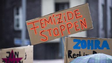 Ein Schild mit der Aufschrift "Femizide stoppen" (Archivbild). 