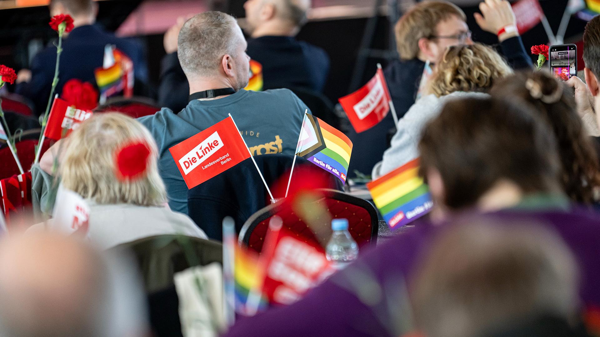 Menschen nehmen am Parteitag der Partei von Die Linke Berlin teil (Quelle: picture alliance/dpa/F.Sommer) | picture alliance/dpa/F.Sommer
