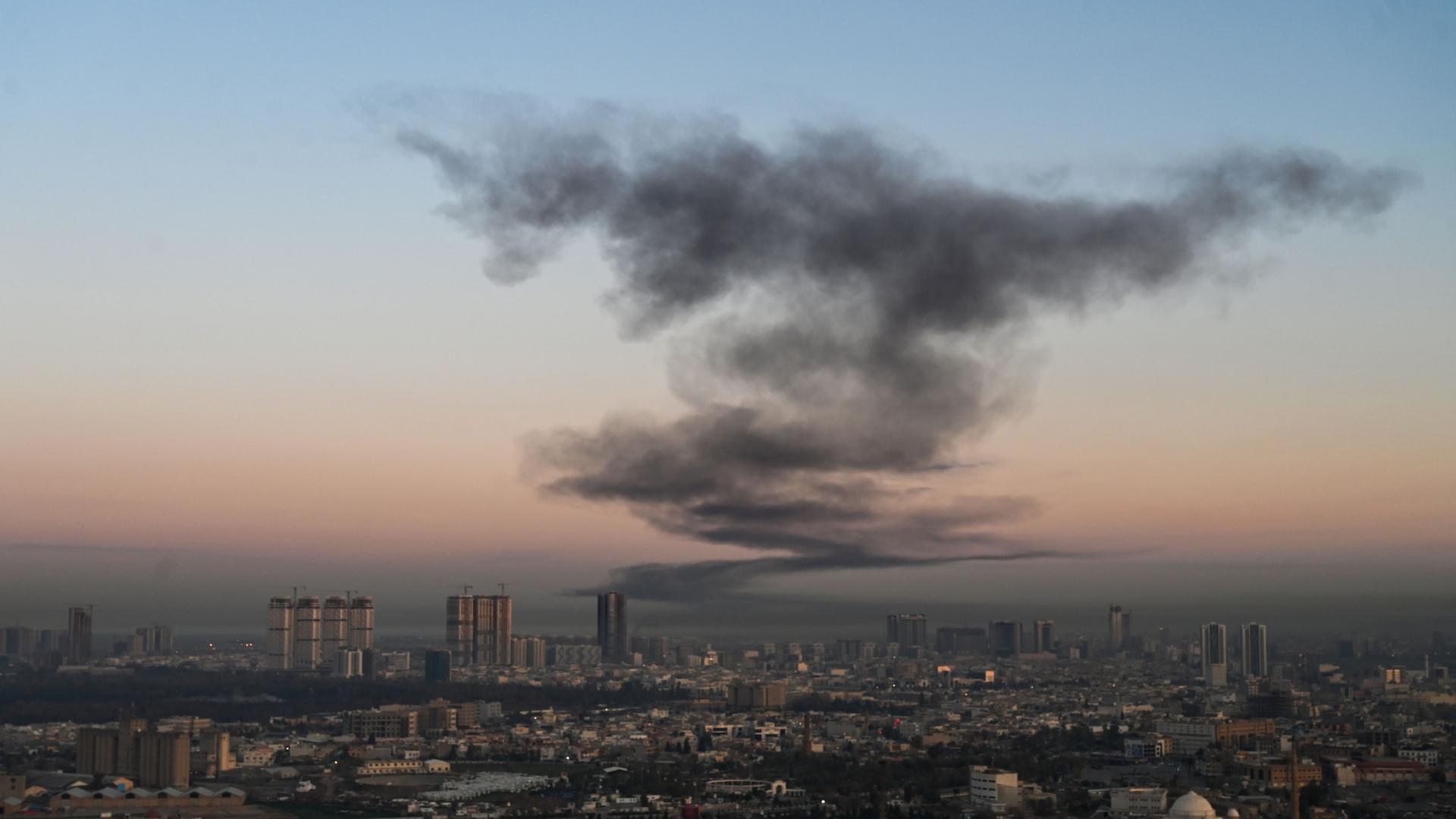 Eine Rauchwolke ist Ã¼ber Erbil im Irak zu sehen. | AFP