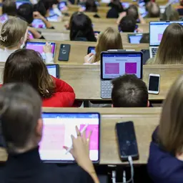  Studentinnen und Studenten während einer Vorlesung in einem Hörsaal.