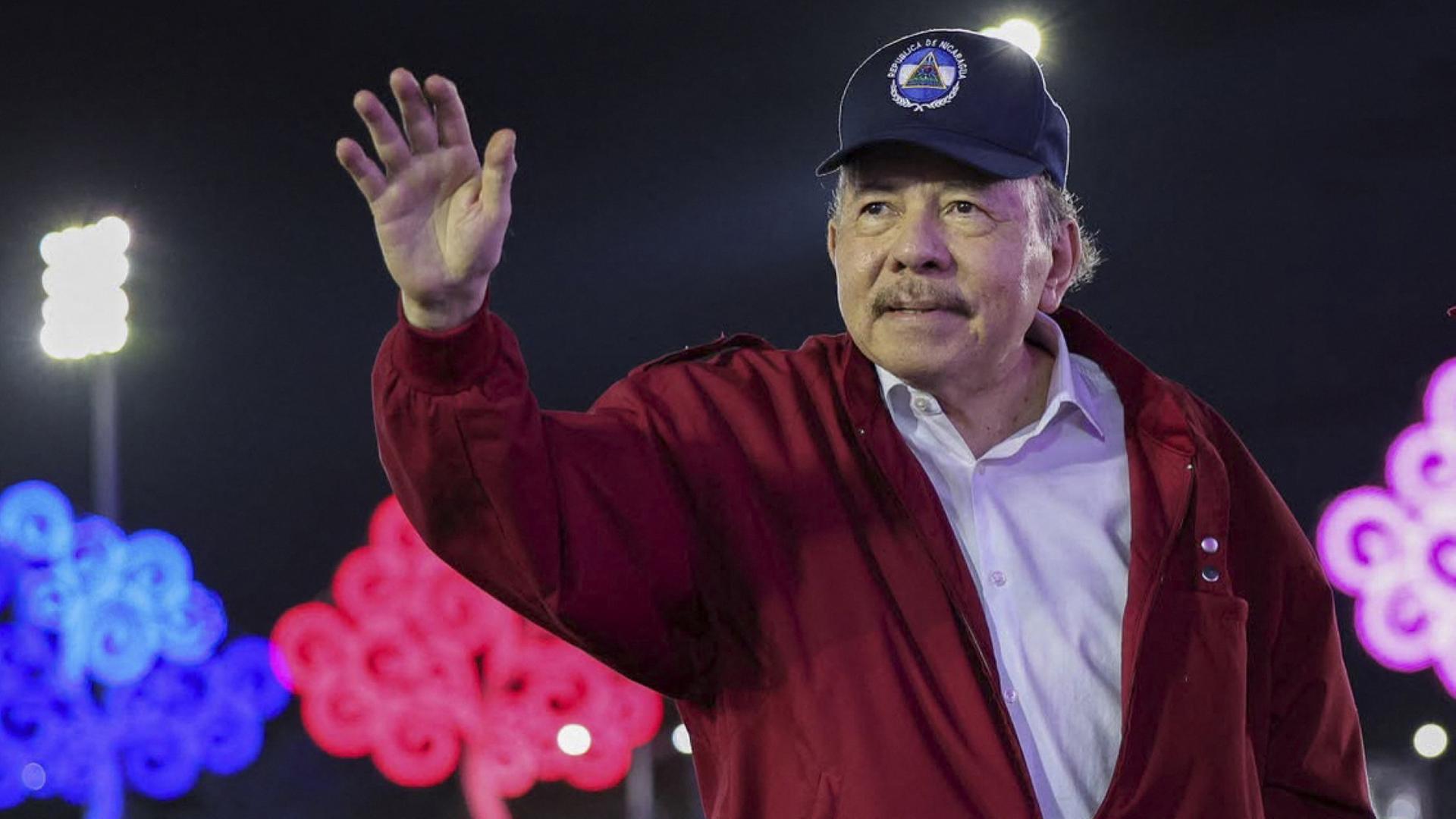 Nicaraguas Präsident Ortega winkt zum Gedenken an den Jahrestag der Revolution | AFP