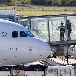 Polizisten stehen am Eingang zu einem Flugzeug, welches zuvor am Flughafen Hannover-Langenhagen gelandet ist.