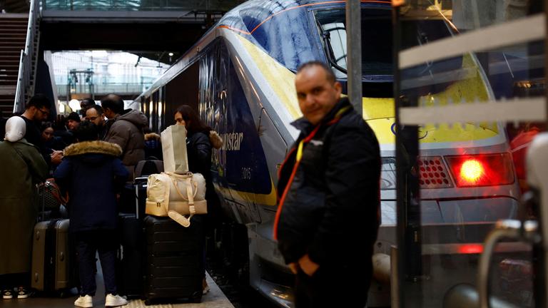 Menschen stehen vor einem Eurostar-Zug.