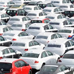 Unterschiedliche neue Auto-Modelle stehen auf dem Autoterminal im Hafen, direkt am VW-Werk.