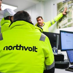 Mitarbeiter der Firma Northvolt unterhalten sich in einem Planungsbüro auf einer Baustelle im Kreis Dithmarschen. Hier soll die Northvolt-Batteriefabrik für Elektroautos entstehen.