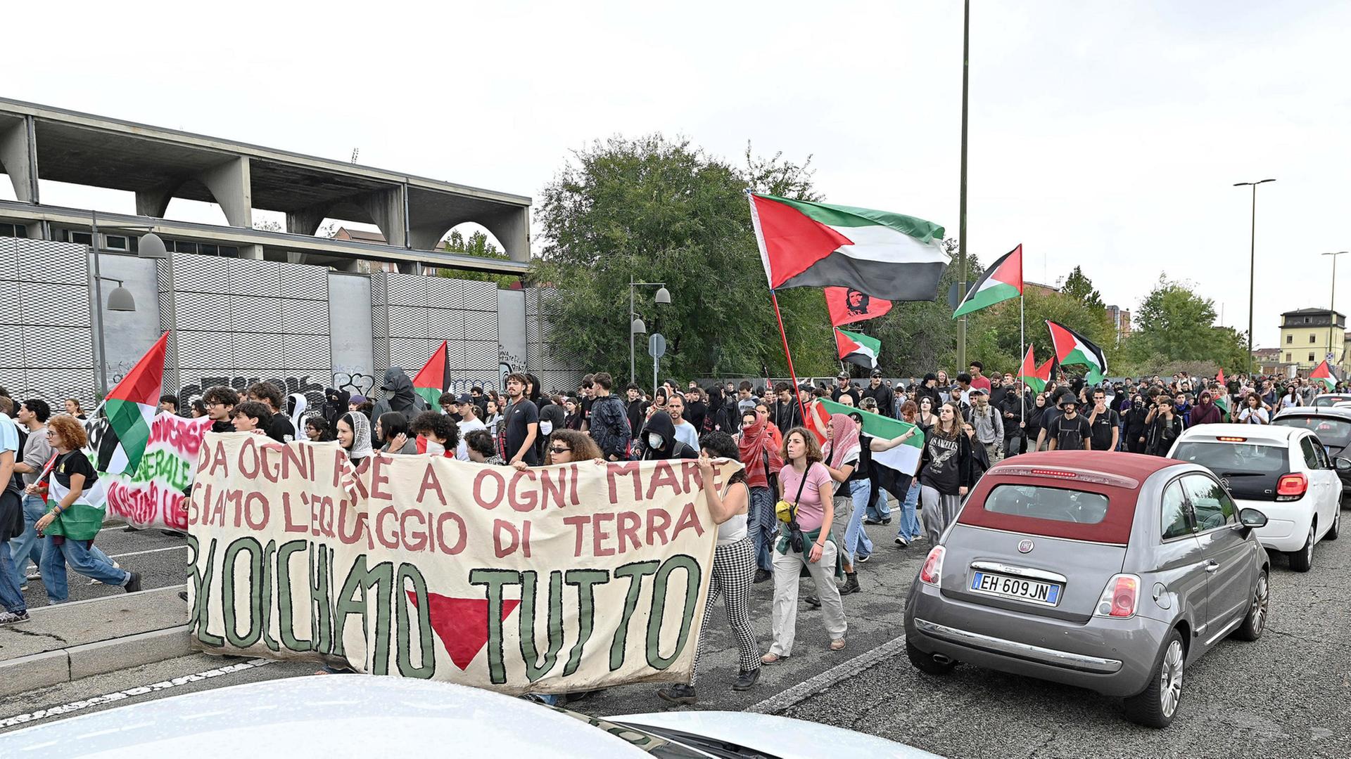 Demonstranten marschieren aus Solidarität mit den Palästinensern im Gazastreifen in Turin, Italien. | EPA
