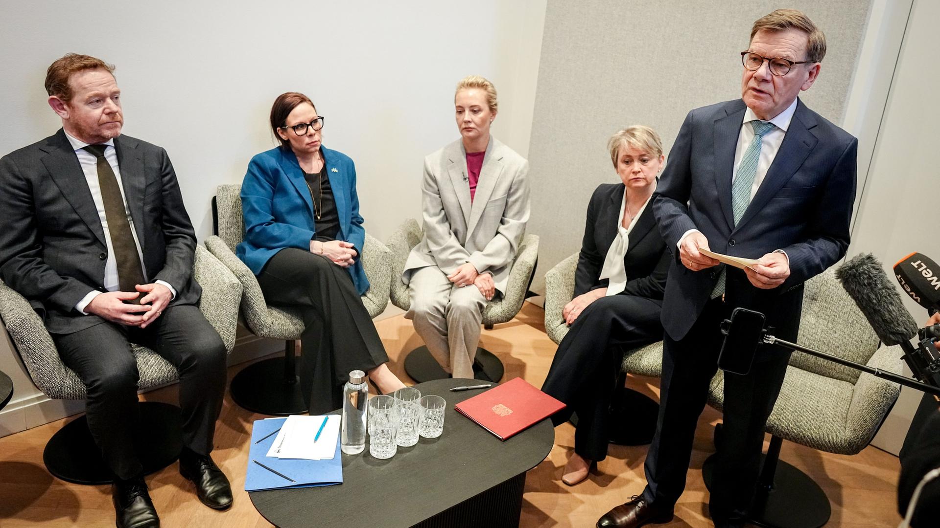 David van Weel, Maria Malmer Stenergard, Julia Nawalnaja, Yvette Cooper, Johann Wadephul (v.i.) | Kay Nietfeld/dpa