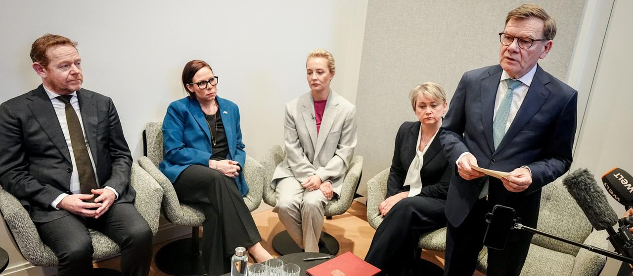 David van Weel, Maria Malmer Stenergard, Julia Nawalnaja, Yvette Cooper, Johann Wadephul (v.i.)