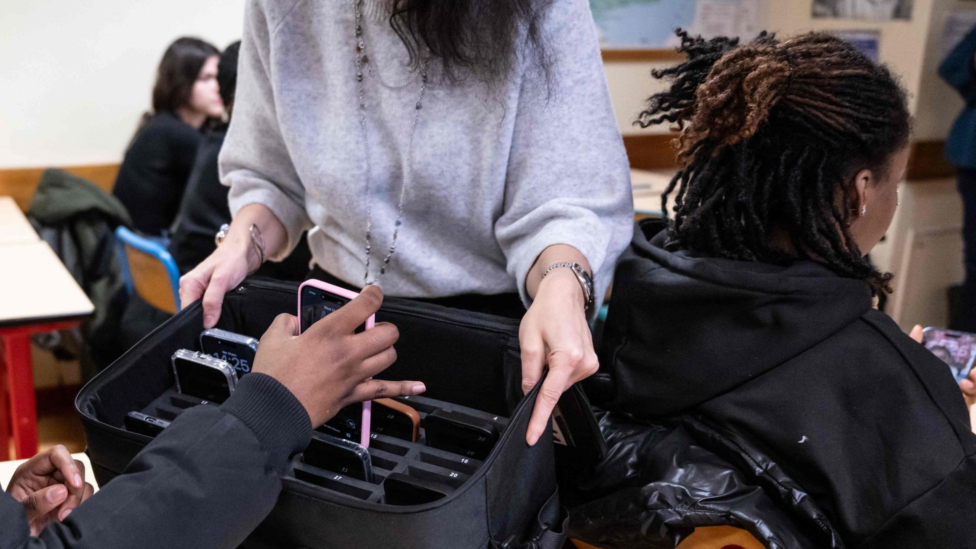 Kein Handys mehr an Frankreichs Schulen - auch nicht in der Oberstufe