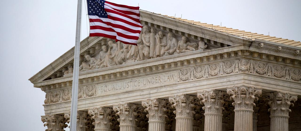Die amerikanische Flagge weht vor dem Gebäude des Supreme Courts. | Reuters Die amerikanische Flagge weht vor dem Gebäude des Supreme Courts.