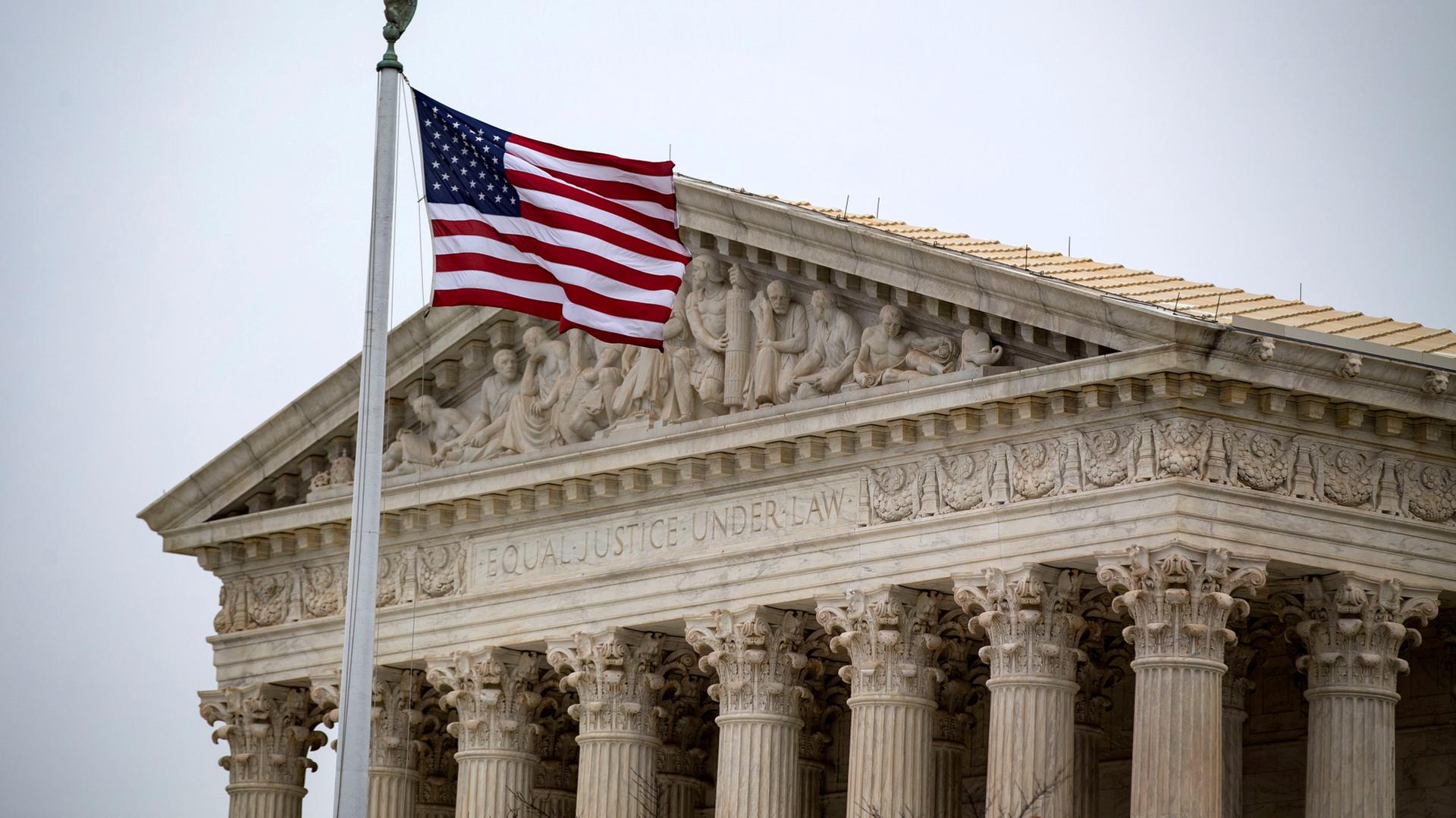 Die amerikanische Flagge weht vor dem Gebäude des Supreme Courts. | Reuters