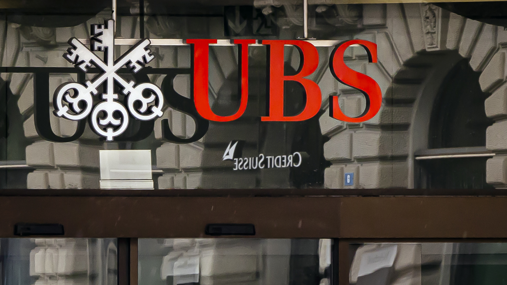 Die Logos der Credit Suisse und der UBS nebeneinander.