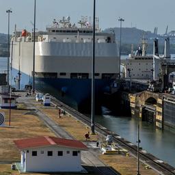 Ein Schiff wird durch die Miraflores-Schleusen des Panamakanals in der Nähe von Panama-Stadt geführt.