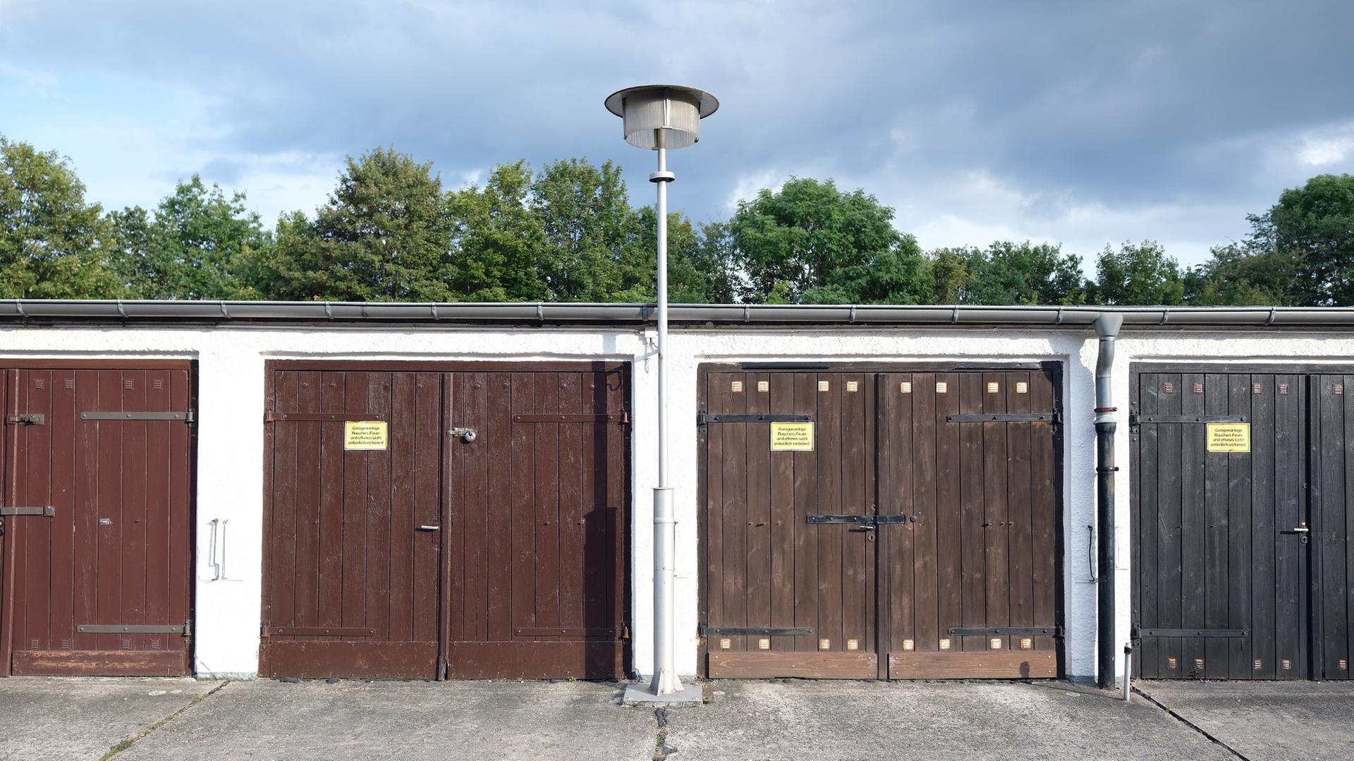 Symbolbild: Ein Garagenkomplex.  (Quelle: picture alliance/dpa/Sebastian Willnow) | picture alliance/dpa/Sebastian Willnow