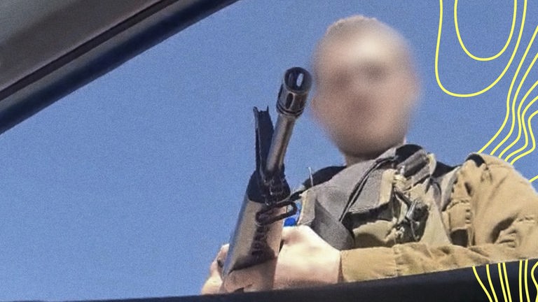 Ein Mann schaut mit einem Gewehr bewaffnet in ein Autofenster des ARD-Korrespondenten Jan-Christoph Kitzler.