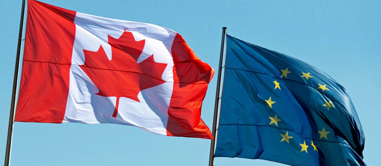 Flaggen Kanadas und der EU