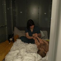 Kateryna Storozhuk und Neffe Roman in einer Schutzkapsel.