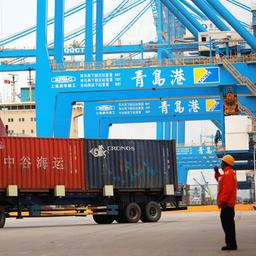 In einem Hafen werden Container aus China verladen