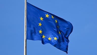 Die Flagge der EU weht im Wind.