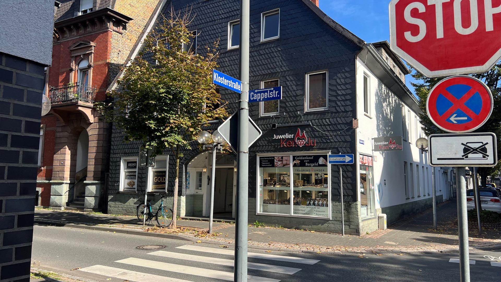 Mann verfolgt, beleidigt und in den Rücken gestochen