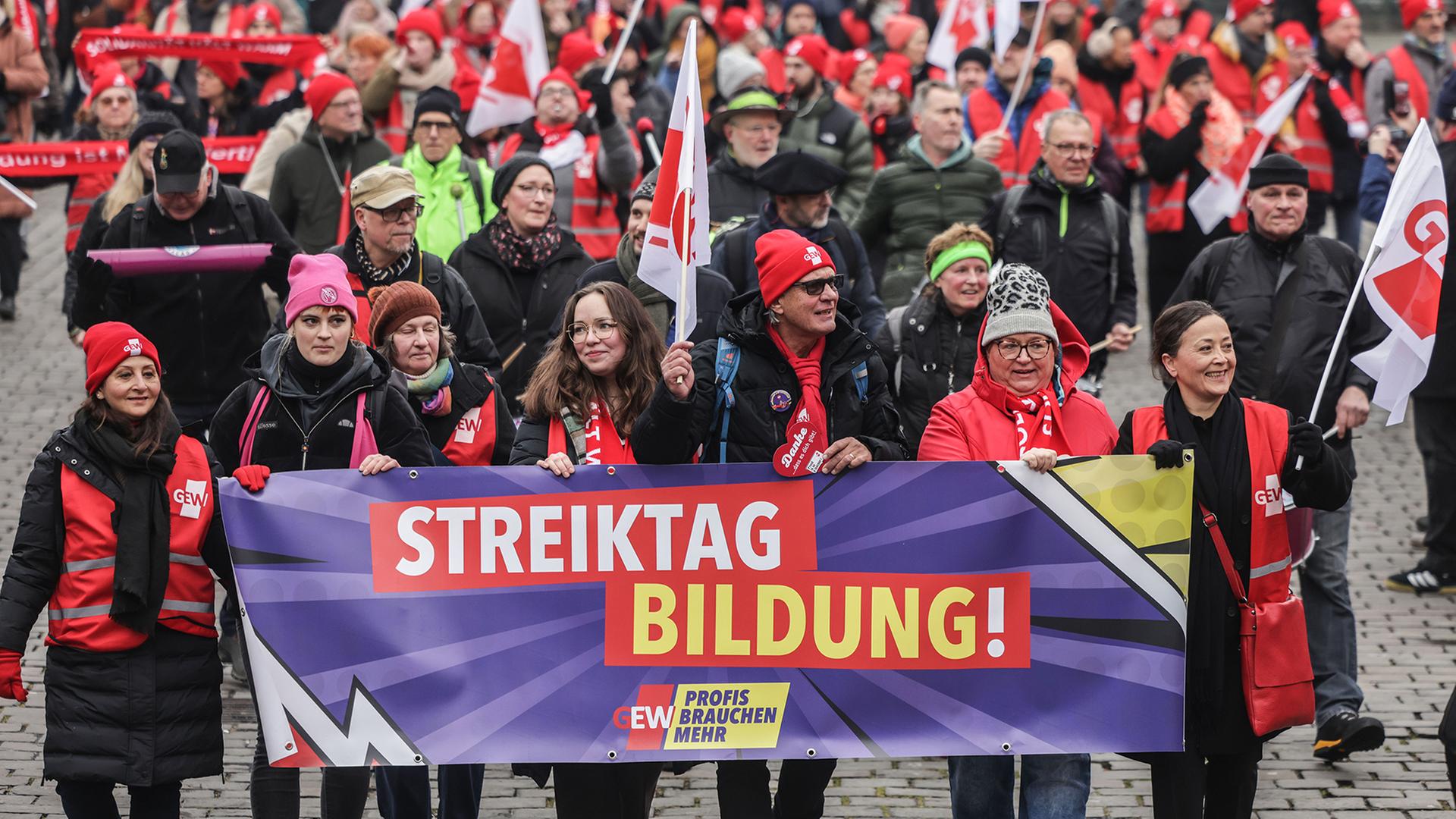 Gewerkschafter nehmen an einer Kundgebung in K�ln teil. | dpa