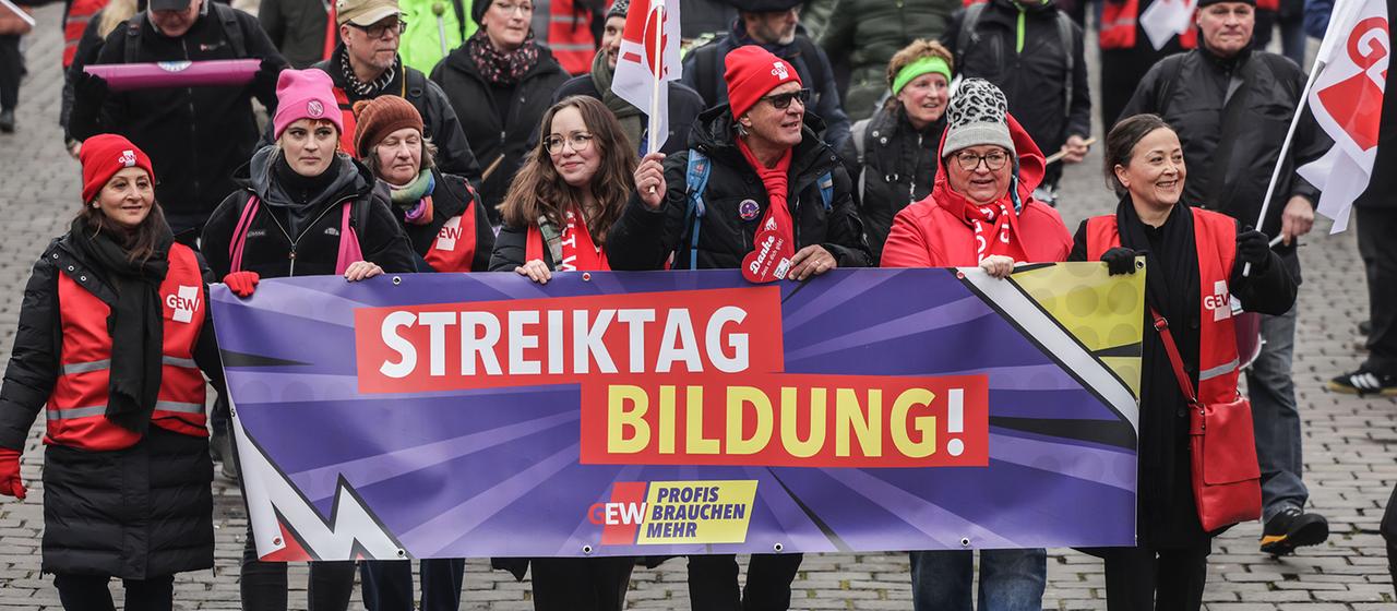 Gewerkschafter nehmen an einer Kundgebung in Köln teil.