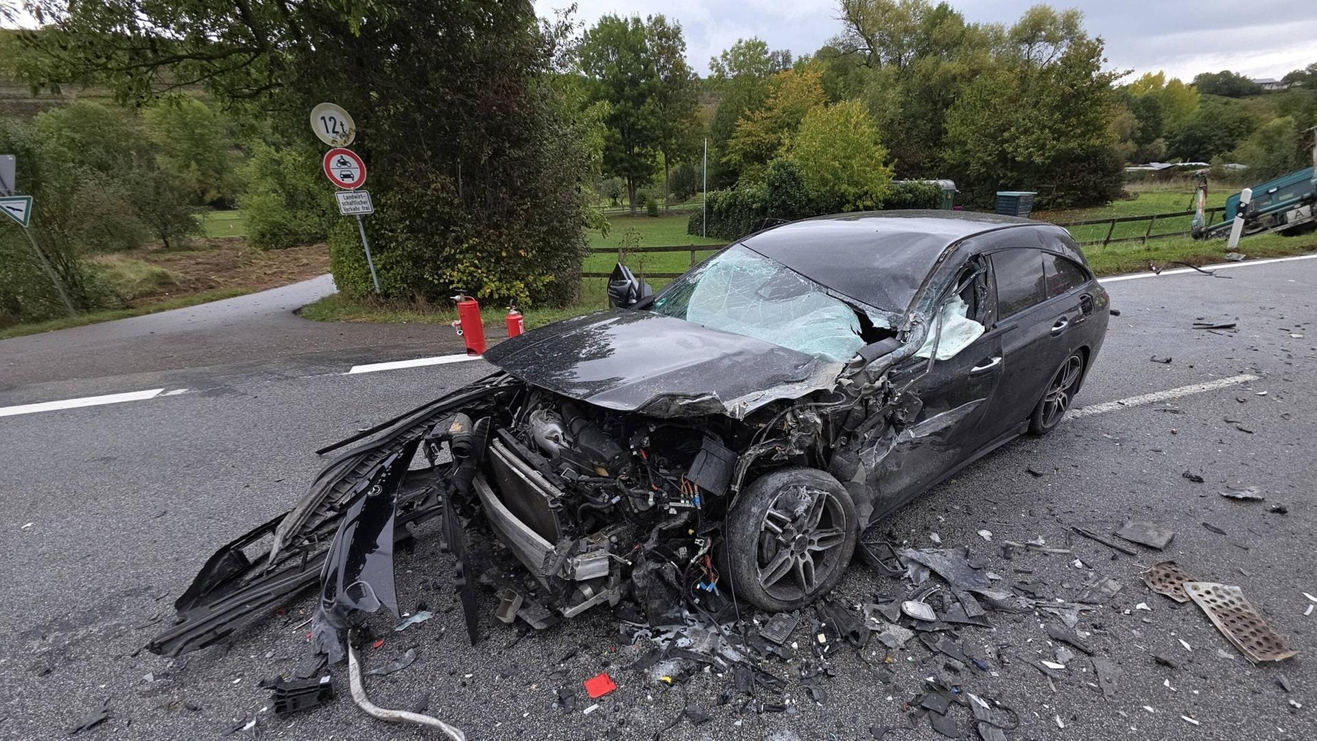 Bei Lauffen wurde ein Autofahrer bei einem Frontalcrash schwer verletzt. Er überholte mehrere Autos, die wegen eines querenden Rollator bremsten. | 7aktuell.de | Franziska Hessenauer