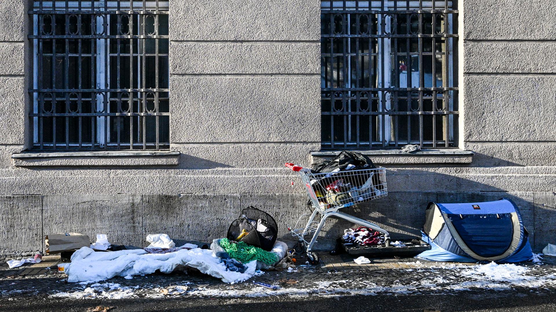 Utensilien von wohnungslosen Menschen sind am Bahnhof Zoo in Berlin zu sehen. | dpa