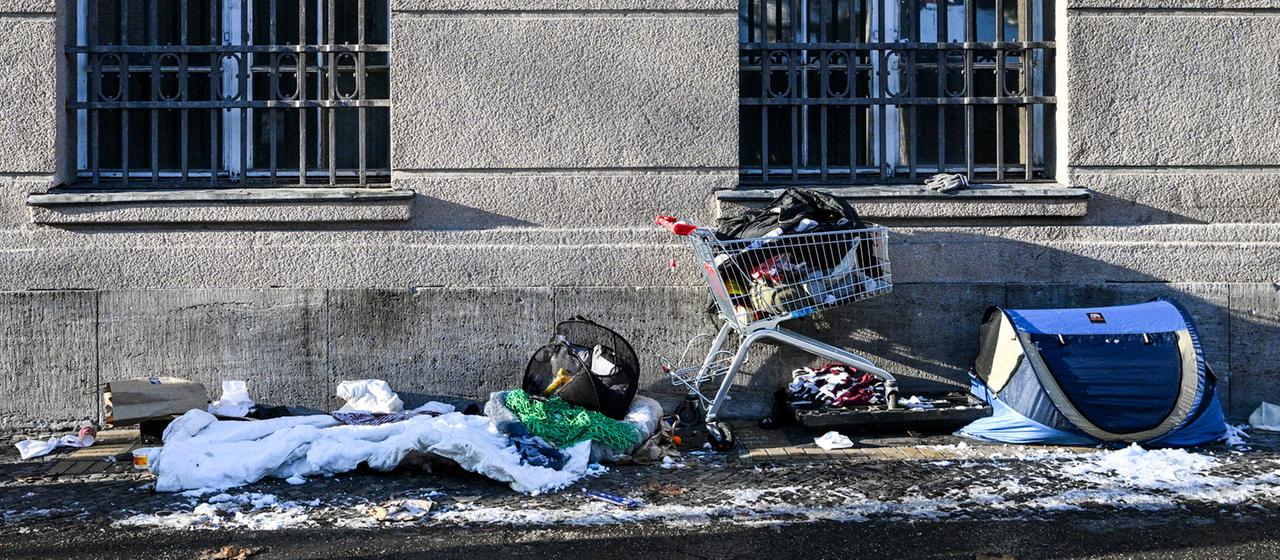 Utensilien von wohnungslosen Menschen sind am Bahnhof Zoo in Berlin zu sehen.