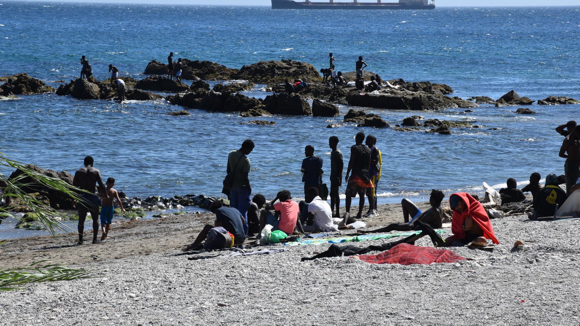 Migranten am Strand von Ceuta, Spanien. | Gabriela Sard� N��ez/EUROPA PRES