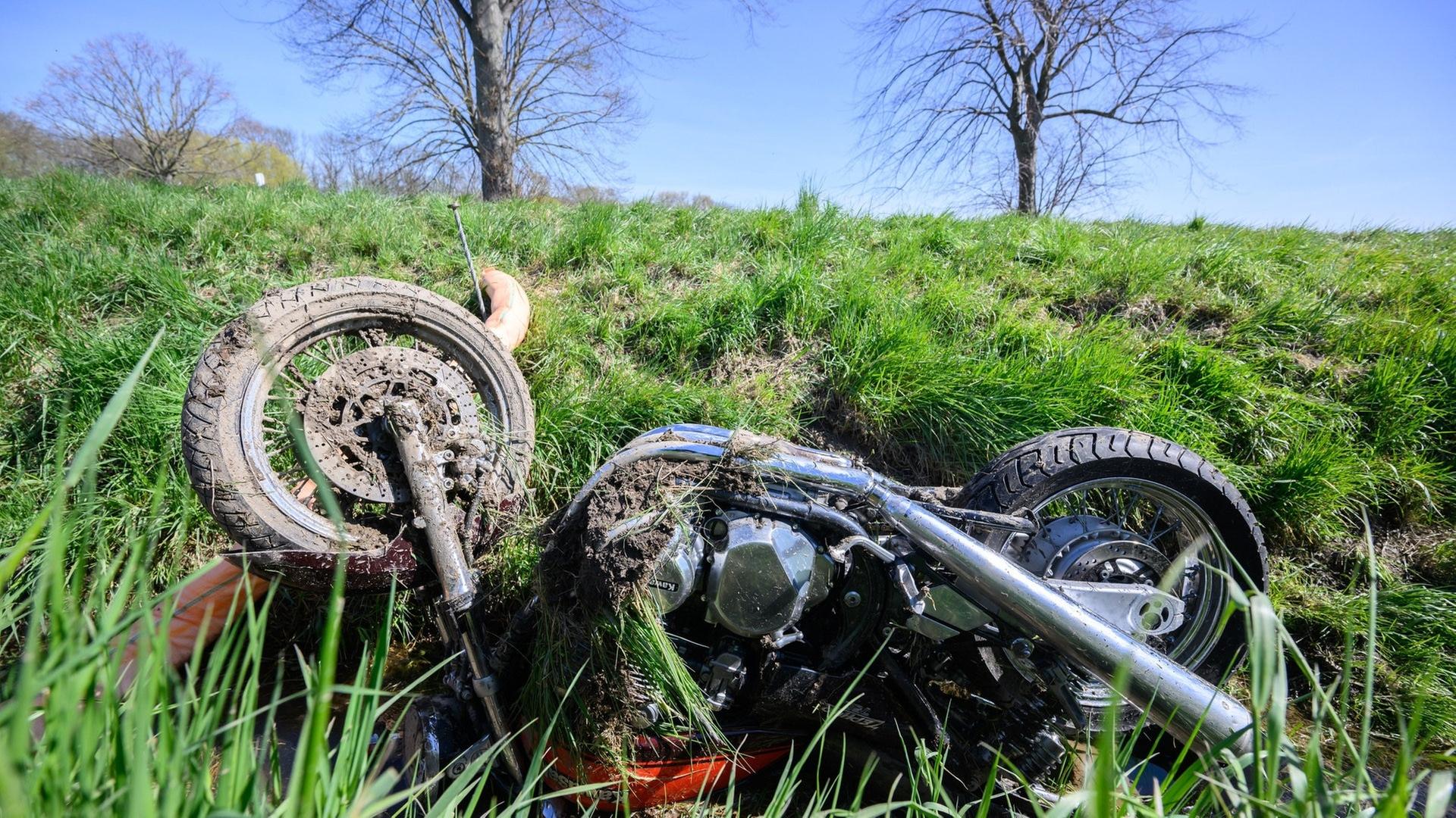 Motorradfahrerin möglicherweise erst nach Tagen tot in Straßengraben gefunden