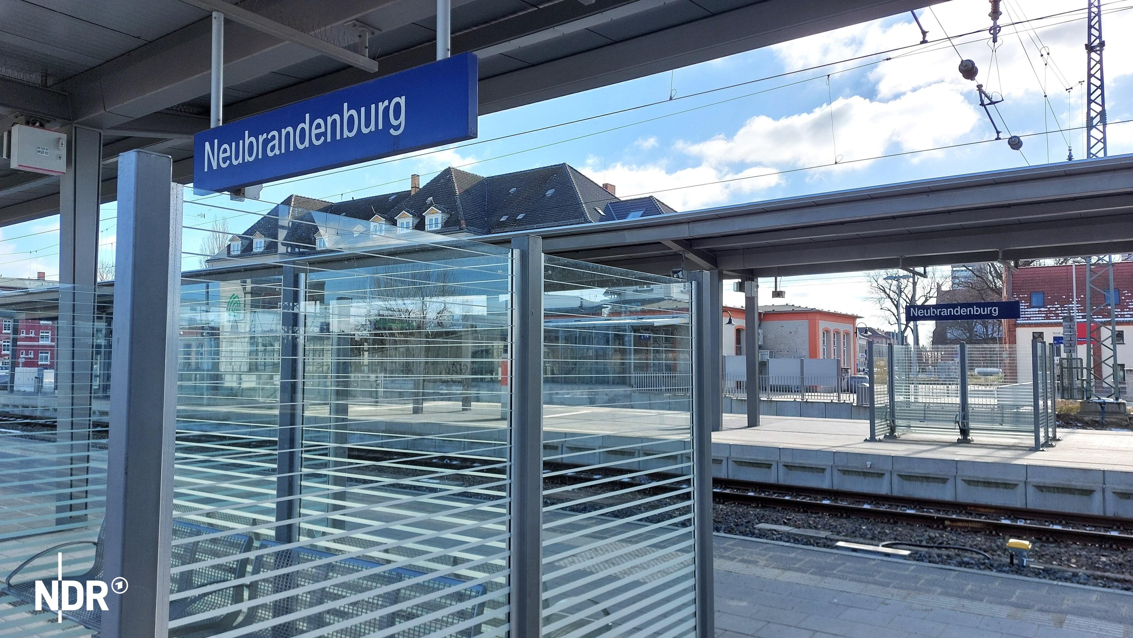 Auf einem der Bahnsteige des Bahnhofs von Neubrandenburg. | NDR Auf einem der Bahnsteige des Bahnhofs von Neubrandenburg.