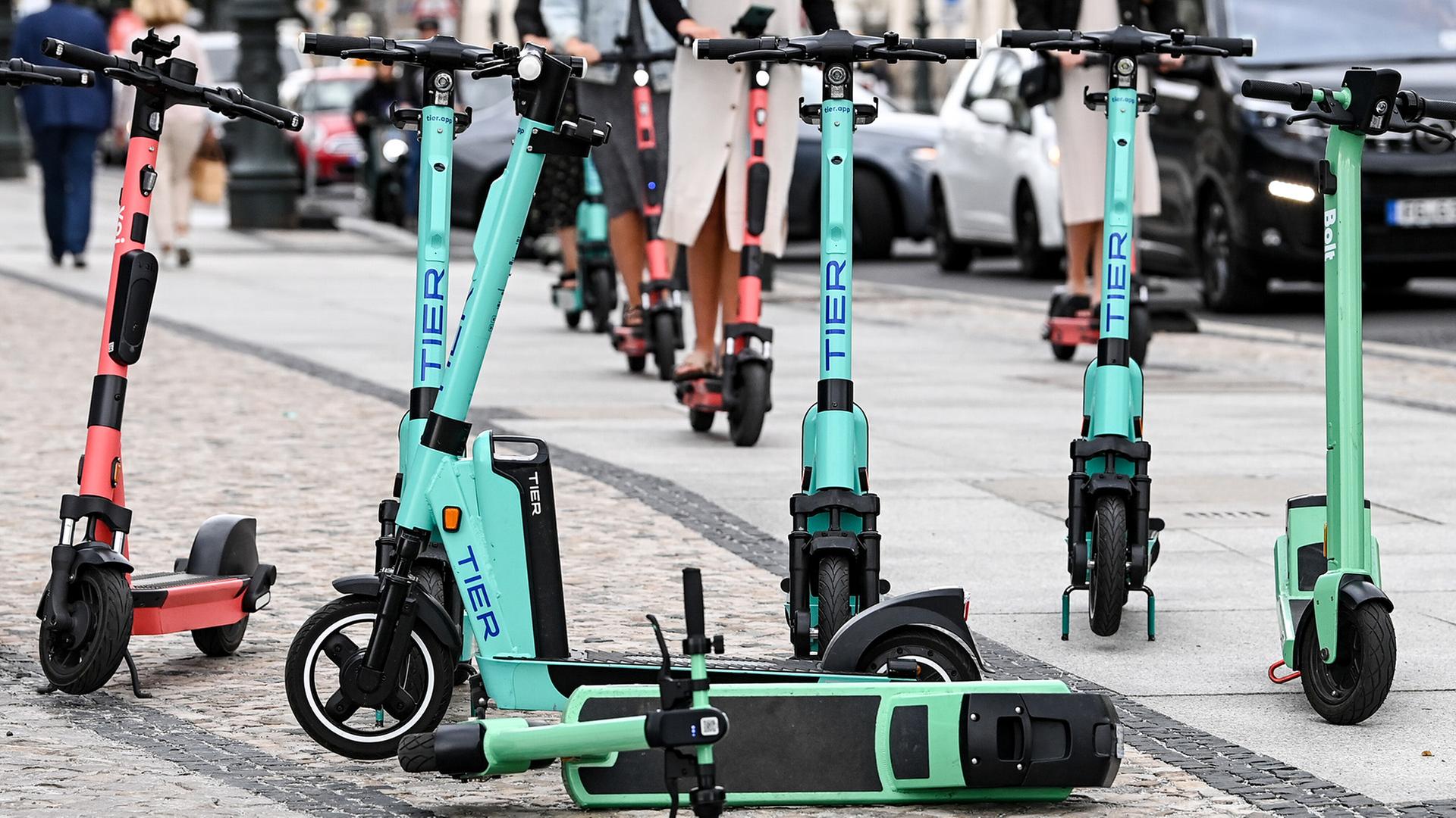 Tausende falsch geparkte E-Scooter - Verfahren überwiegend eingestellt