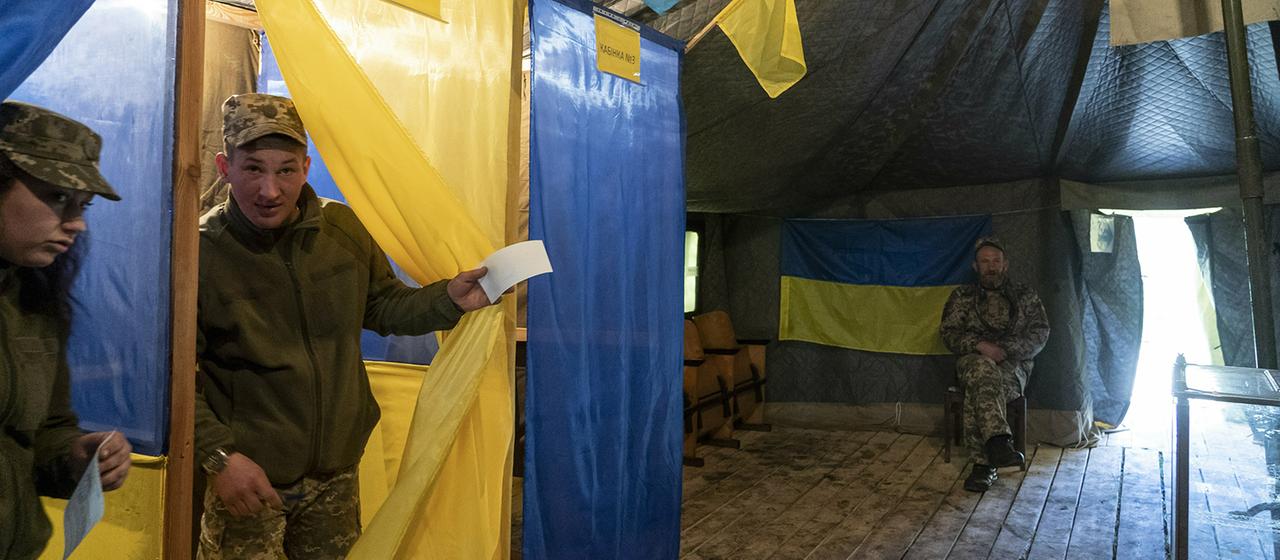 Ein ukrainischer Soldat verlässt eine Wahlkabine in der Ukraine in einem Wahllokal in der Nähe einer Frontlinie in der Region Donezk. (Archivbild: 21.04.2019)