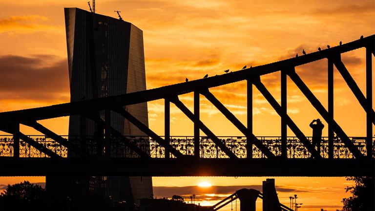 Sonnenaufgang hinter der Europäischen Zentralbank (EZB) in Frankfurt am Main.